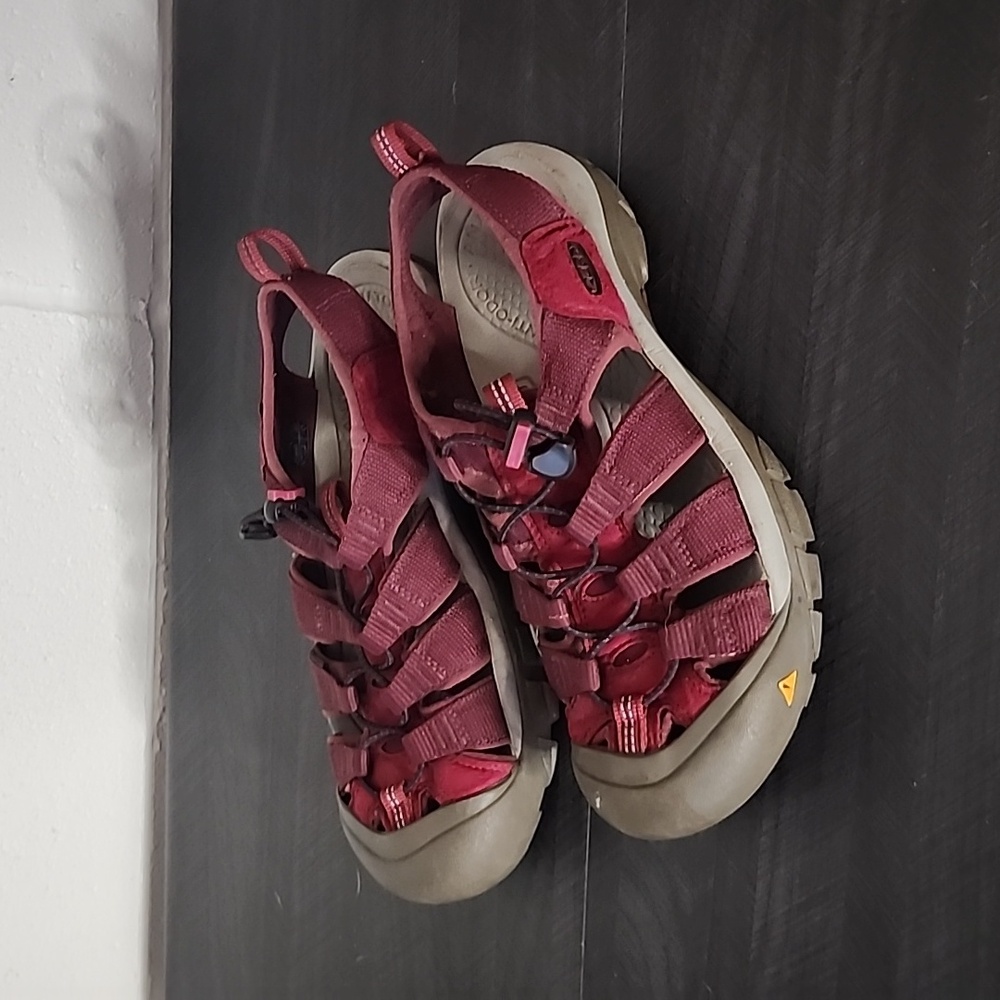 Keen Newport H2 Sandals Burgundy Red Size 9